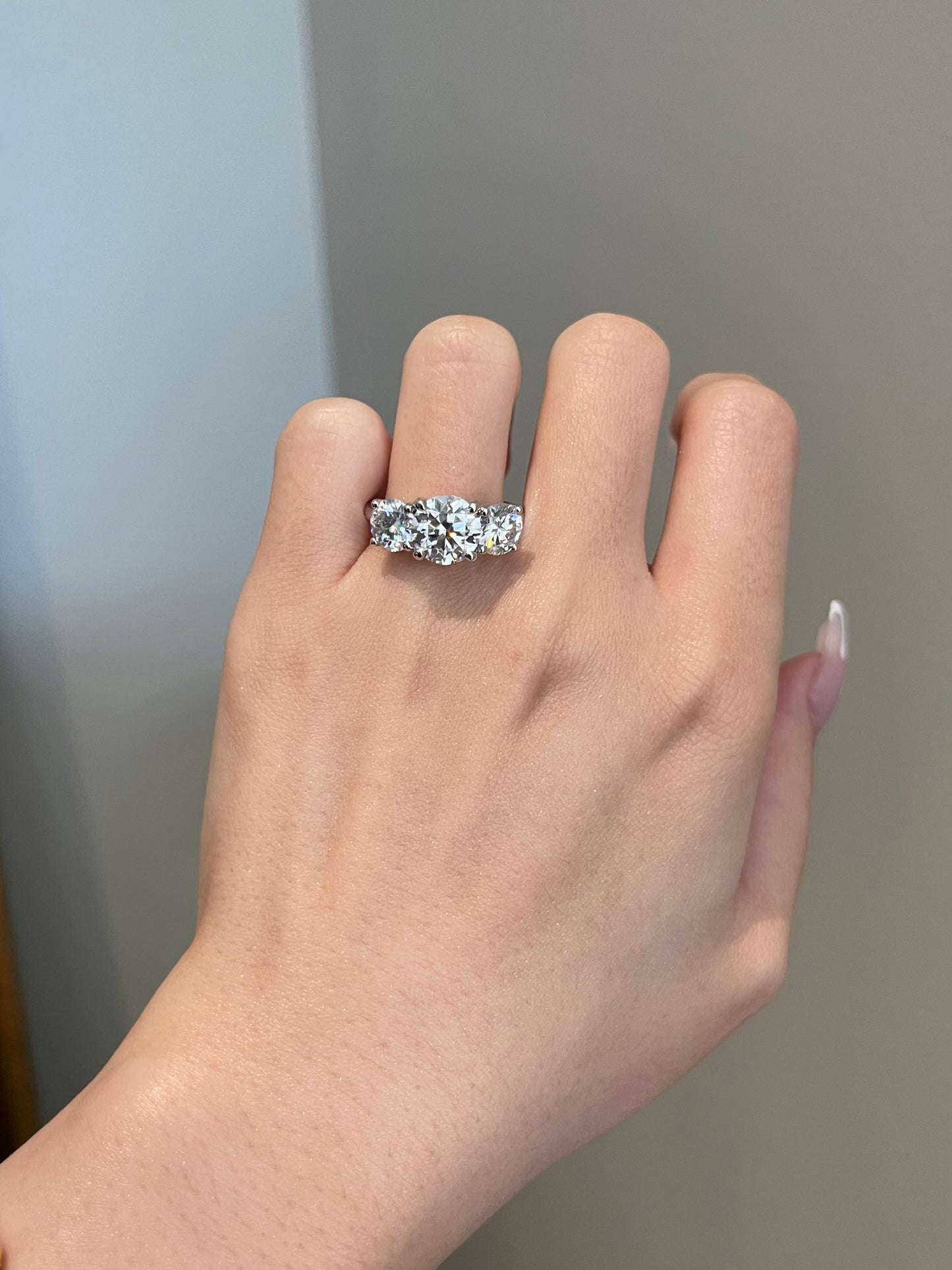 The Evelyn Ring, 2.5 Carat, Round, Brilliant, 3-Stone