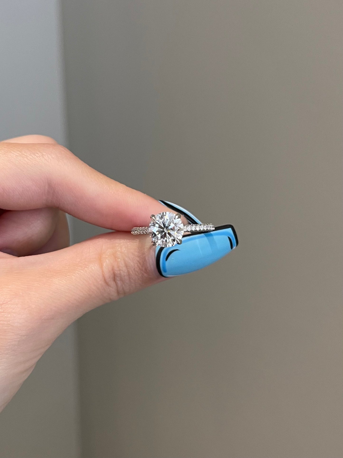 The Lavia Ring, 2 Carat, Round, Brilliant