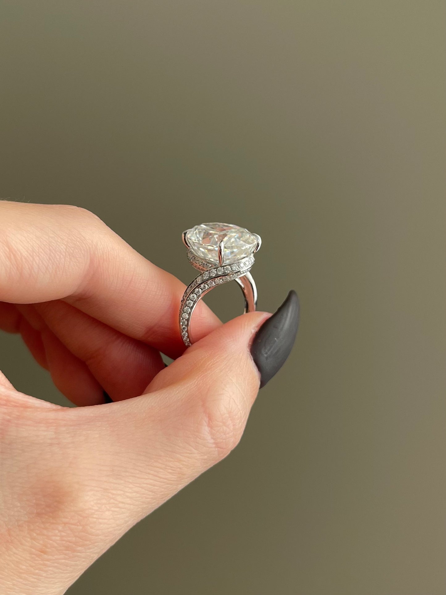 The S Signature Ring, 10 Carat, Oval, Crushed Ice
