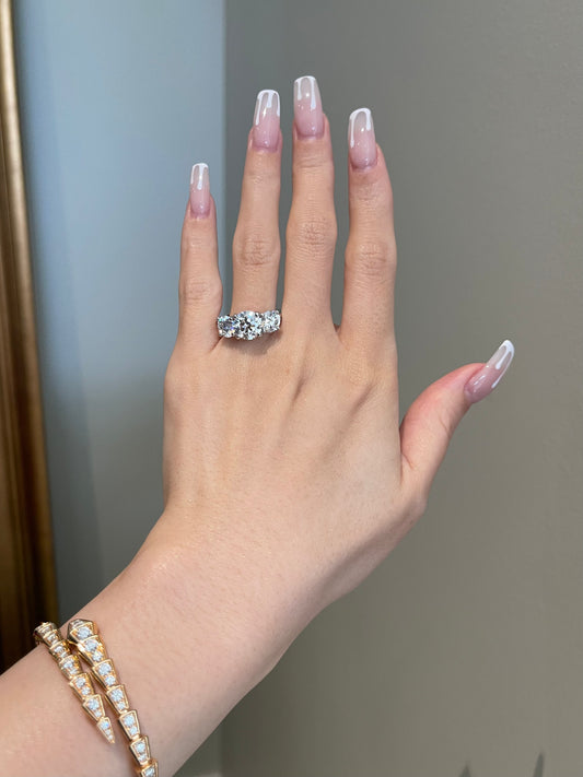 The Evelyn Ring, 2.5 Carat, Round, Brilliant, 3-Stone