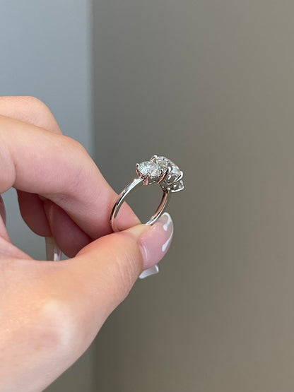 The Evelyn Ring, 2.5 Carat, Round, Brilliant, 3-Stone