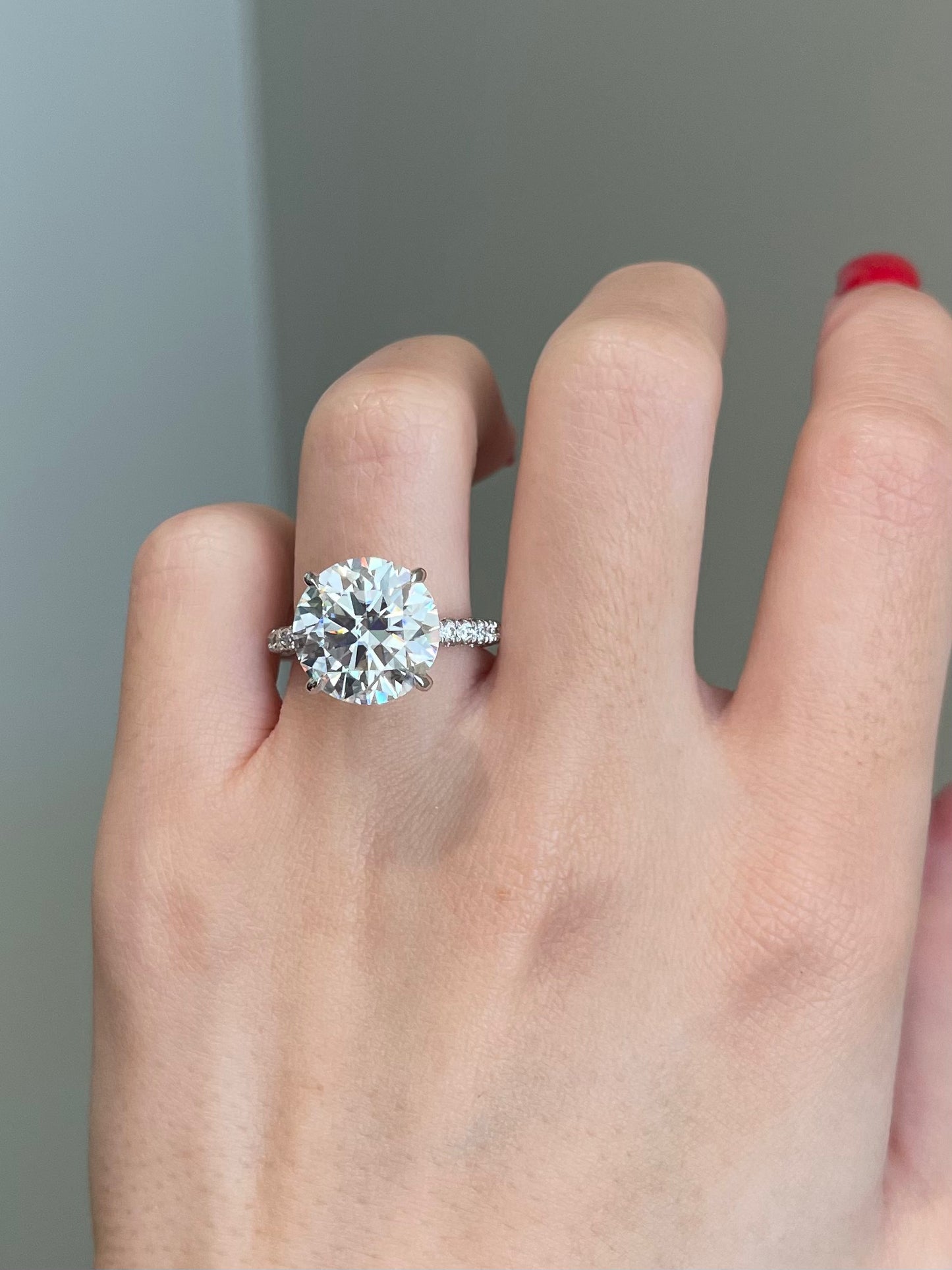 The SHY Signature Ring, 6 Carat, Round, Brilliant