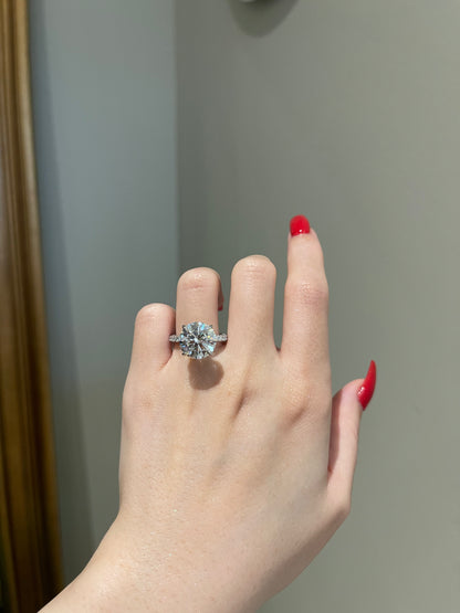 The SHY Signature Ring, 6 Carat, Round, Brilliant