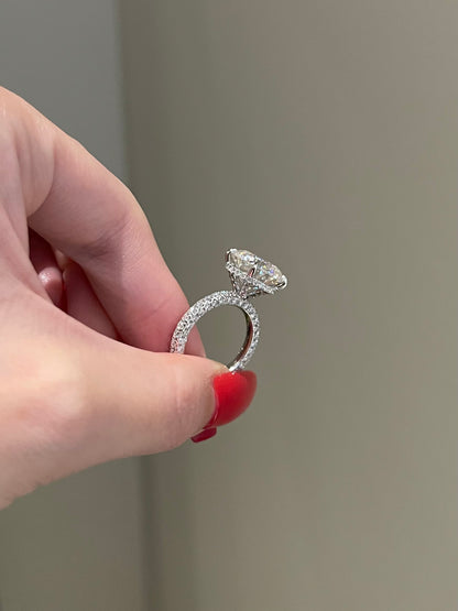 The SHY Signature Ring, 6 Carat, Round, Brilliant