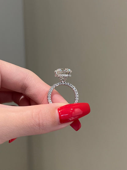 The SHY Signature Ring, 6 Carat, Round, Brilliant