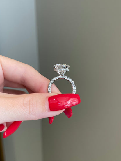The SHY Signature Ring, 6 Carat, Round, Brilliant