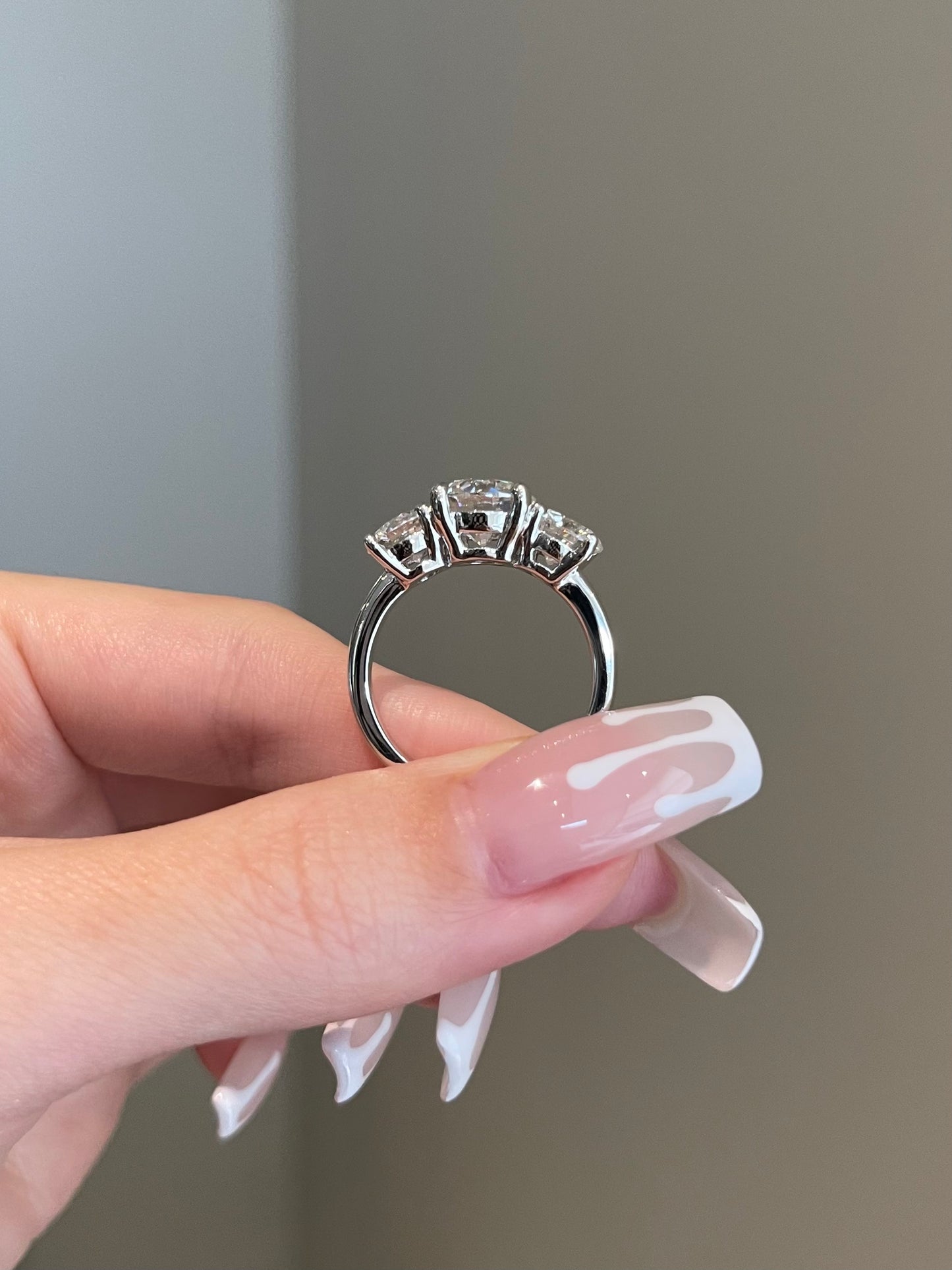 The Evelyn Ring, 2.5 Carat, Round, Brilliant, 3-Stone