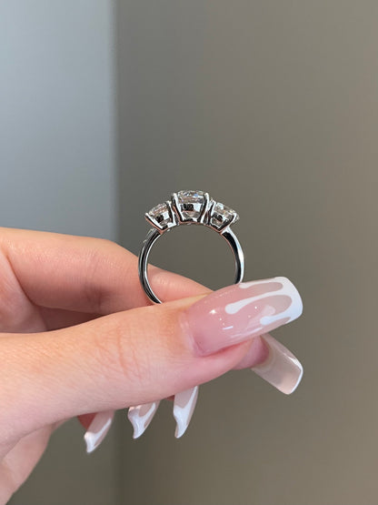 The Evelyn Ring, 2.5 Carat, Round, Brilliant, 3-Stone