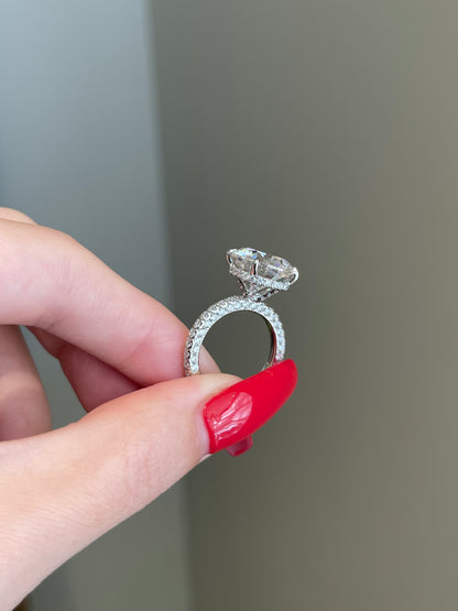 The SHY Signature Ring, 6 Carat, Round, Brilliant