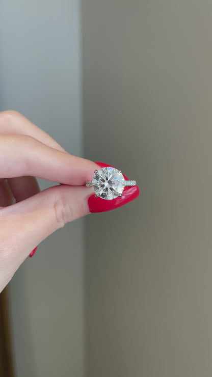 The SHY Signature Ring, 6 Carat, Round, Brilliant