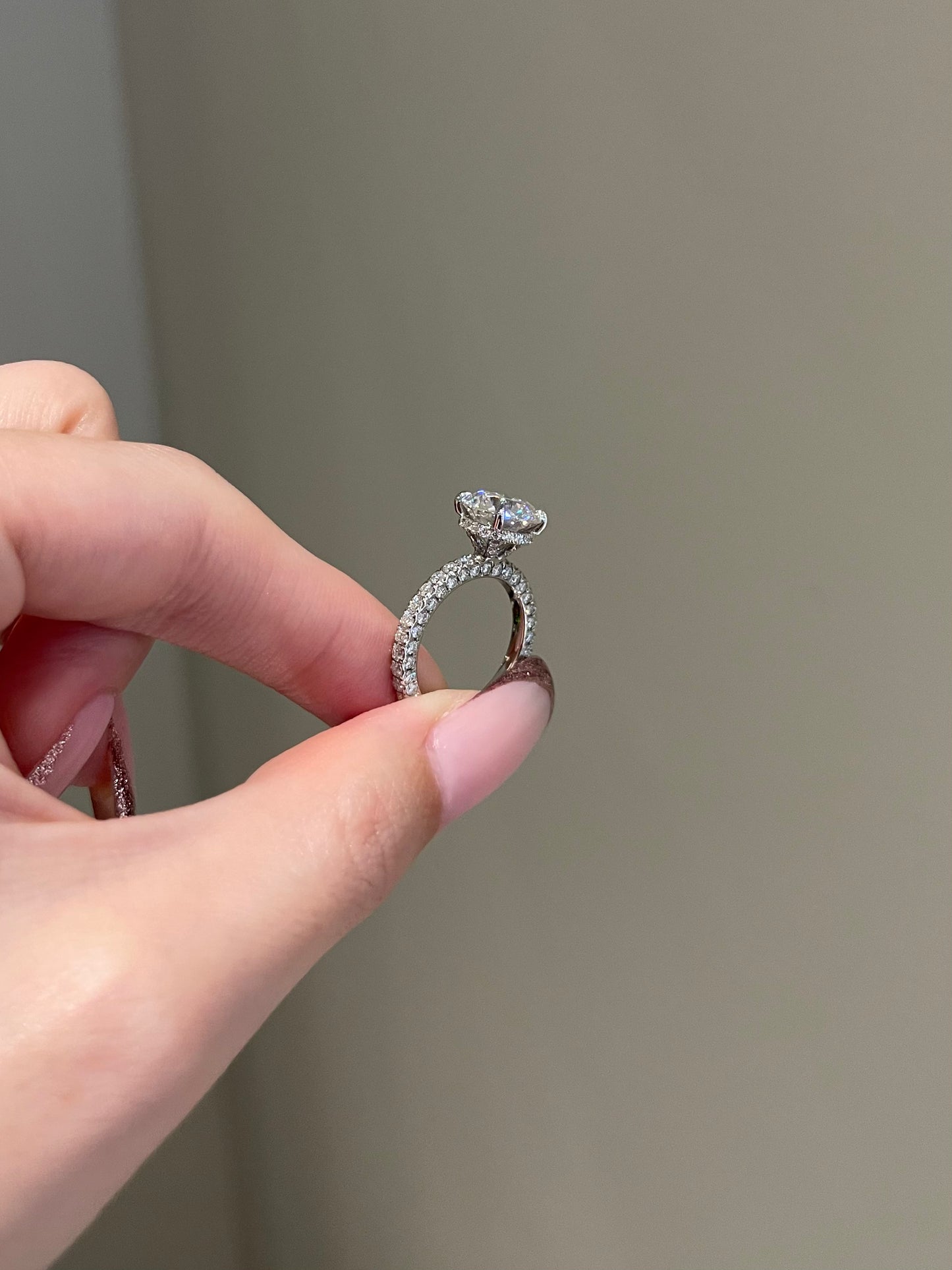 The SHY Signature Ring, 3 Carat, Round, Brilliant