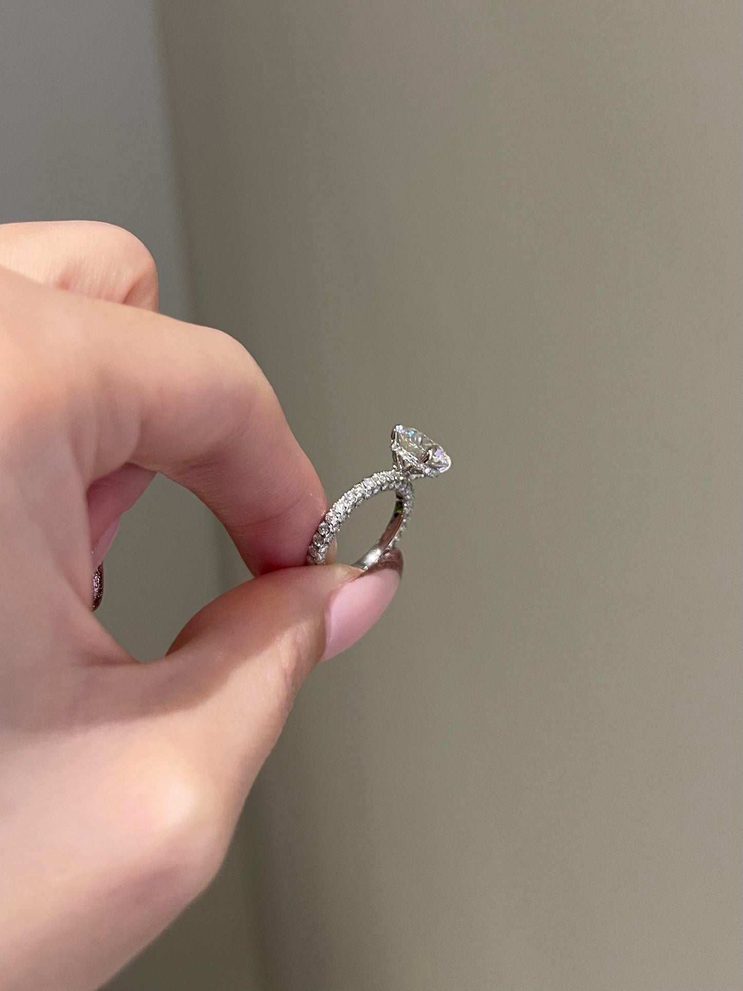 The SHY Signature Ring, 3 Carat, Round, Brilliant