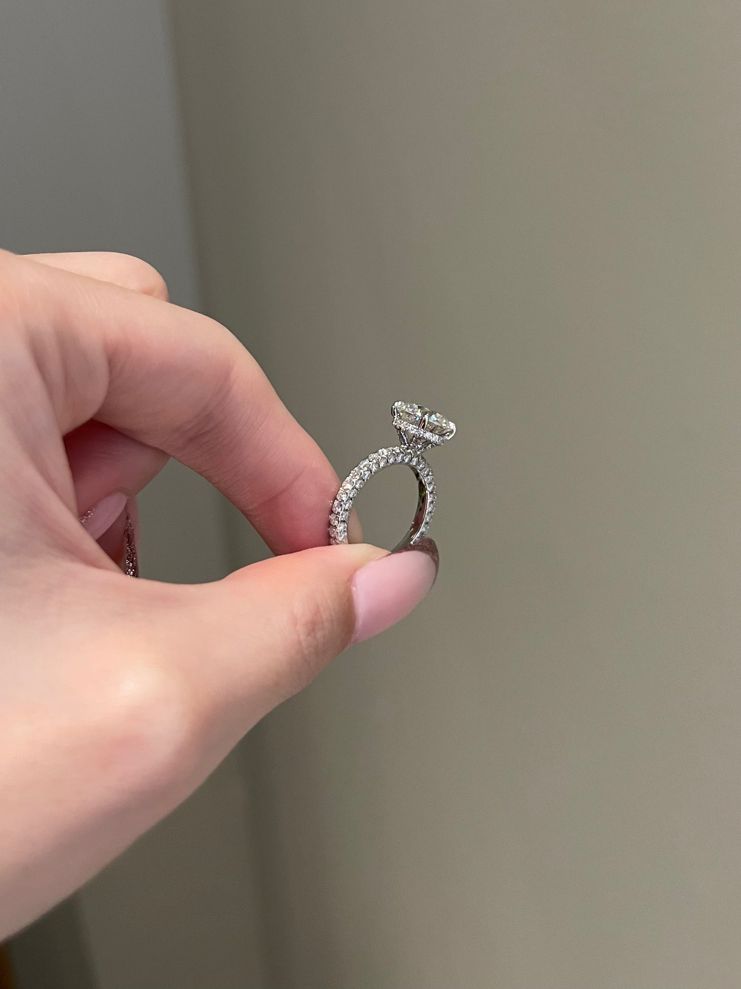 The SHY Signature Ring, 3 Carat, Round, Brilliant