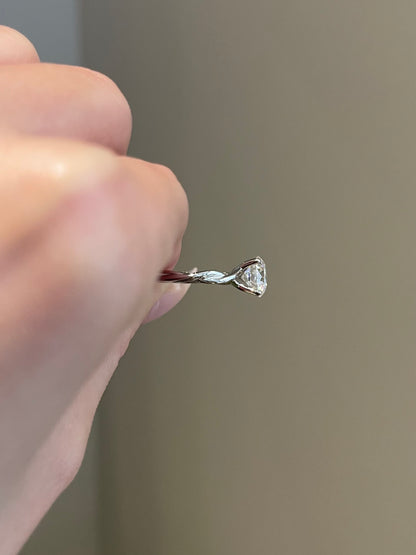 The Hazel Ring, 2.5 Carat, Round, Brilliant